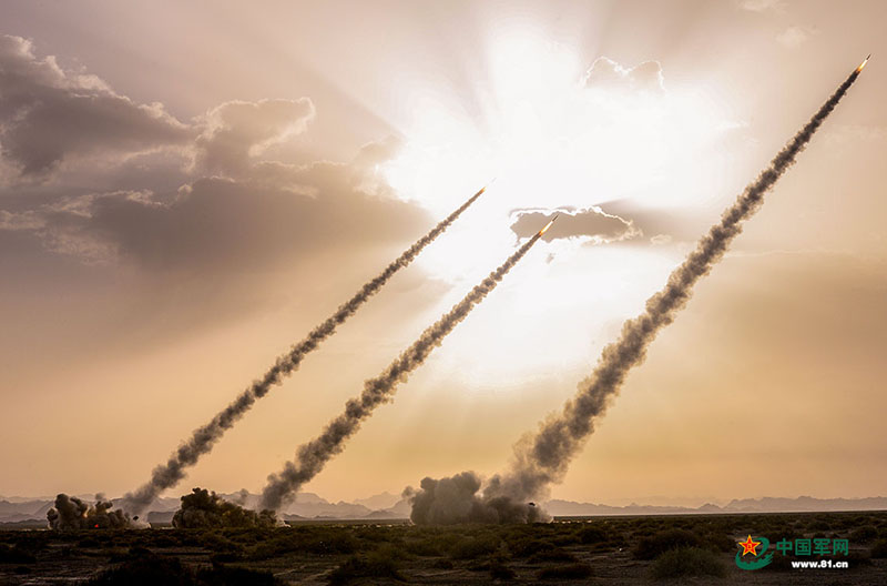 Brigada de artilharia do ELP realiza exercício de manobra no deserto de Gobi