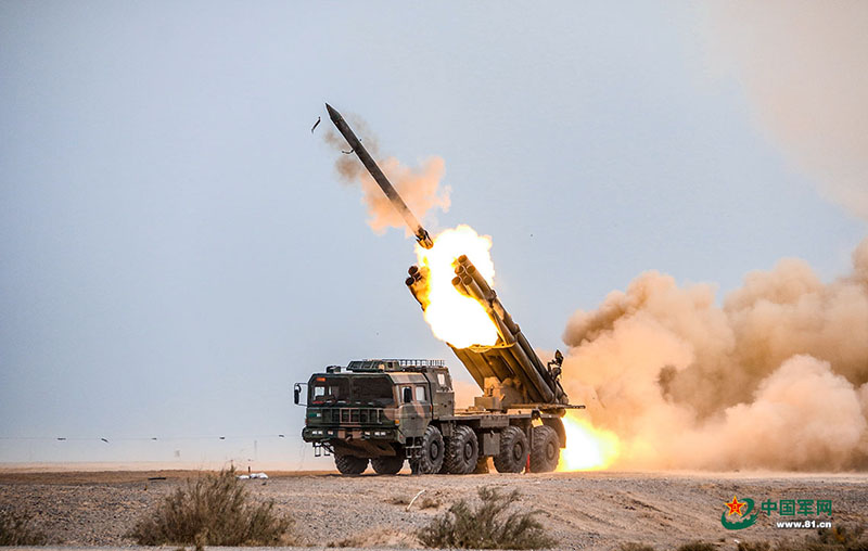 Brigada de artilharia do ELP realiza exercício de manobra no deserto de Gobi