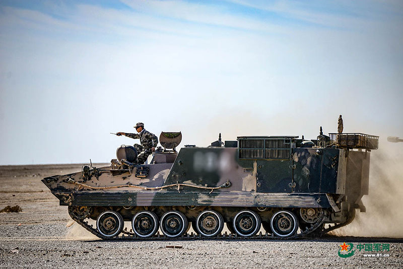 Brigada de artilharia do ELP realiza exercício de manobra no deserto de Gobi