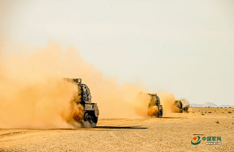 Brigada de artilharia do ELP realiza exercício de manobra no deserto de Gobi