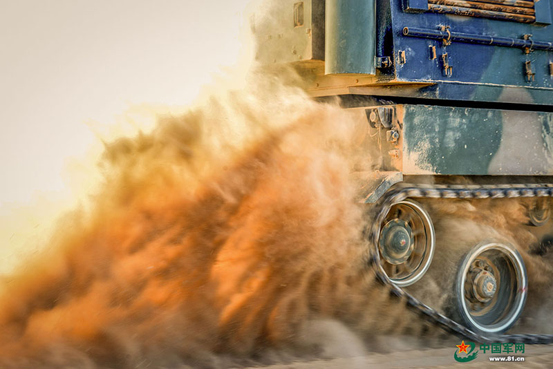 Brigada de artilharia do ELP realiza exercício de manobra no deserto de Gobi