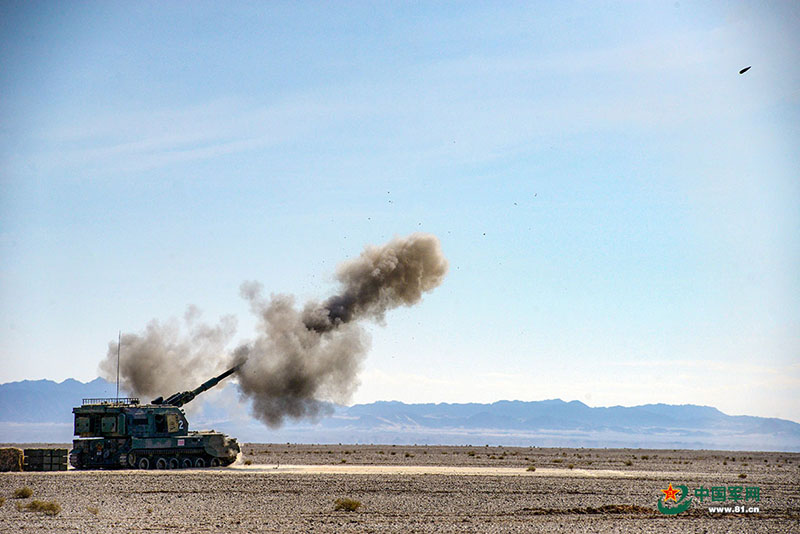 Brigada de artilharia do ELP realiza exercício de manobra no deserto de Gobi
