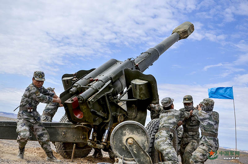 Brigada de artilharia do ELP realiza exercício de manobra no deserto de Gobi