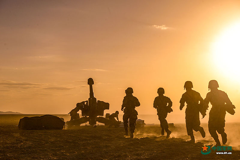 Brigada de artilharia do ELP realiza exercício de manobra no deserto de Gobi