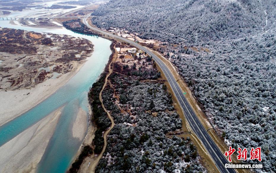 Galeria: Vis?o aérea da estrada entre Lhasa e Nyingchi 