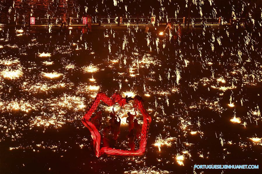 Pessoas interpretam dan?a do drag?o de fogo para celebrar o ano novo em Shandong