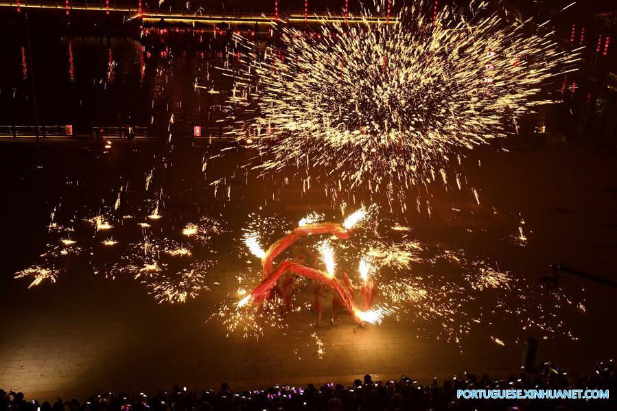 Pessoas interpretam dan?a do drag?o de fogo para celebrar o ano novo em Shandong