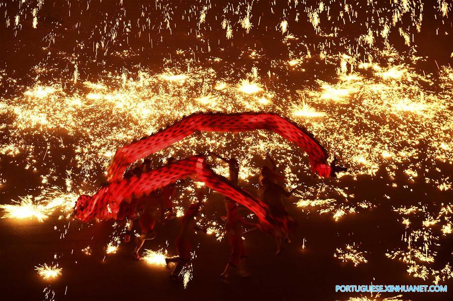 Pessoas interpretam dan?a do drag?o de fogo para celebrar o ano novo em Shandong