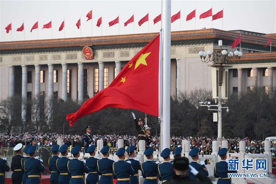 ELP assume deveres de hasteamento de bandeira na Pra?a Tian'anmen no Ano Novo
