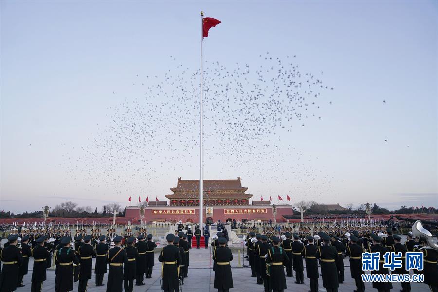 ELP assume deveres de hasteamento de bandeira na Pra?a Tian'anmen no Ano Novo