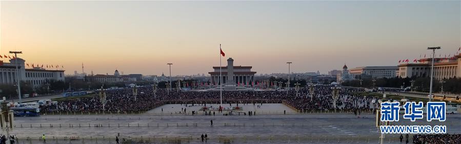 ELP assume deveres de hasteamento de bandeira na Pra?a Tian'anmen no Ano Novo