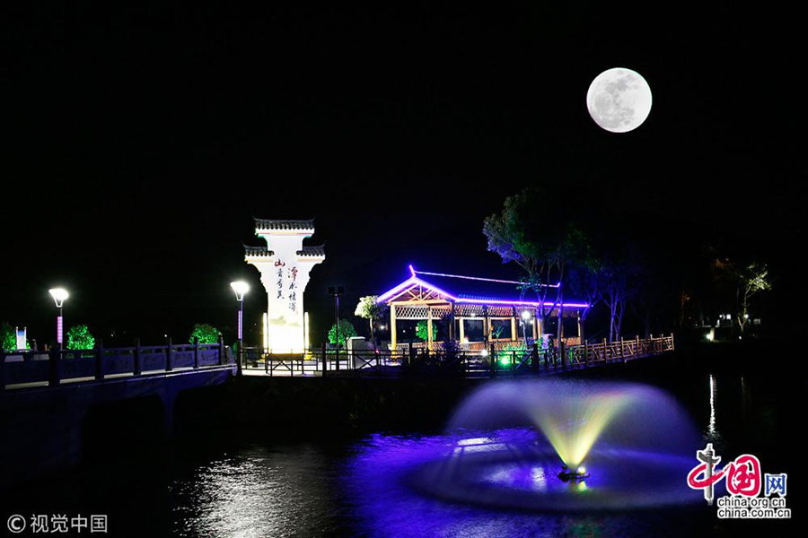 “Superlua” ilumina o céu na primeira noite de 2018