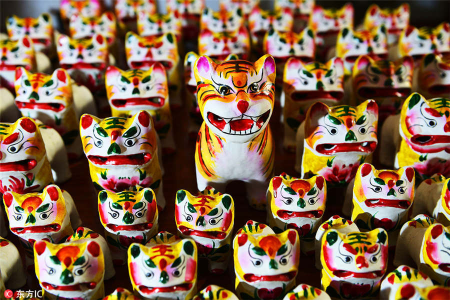 Alde?o de 70 anos dedica-se à pintura em esculturas de argila