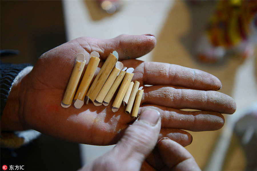 Alde?o de 70 anos dedica-se à pintura em esculturas de argila