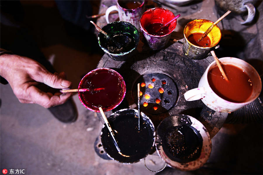 Alde?o de 70 anos dedica-se à pintura em esculturas de argila