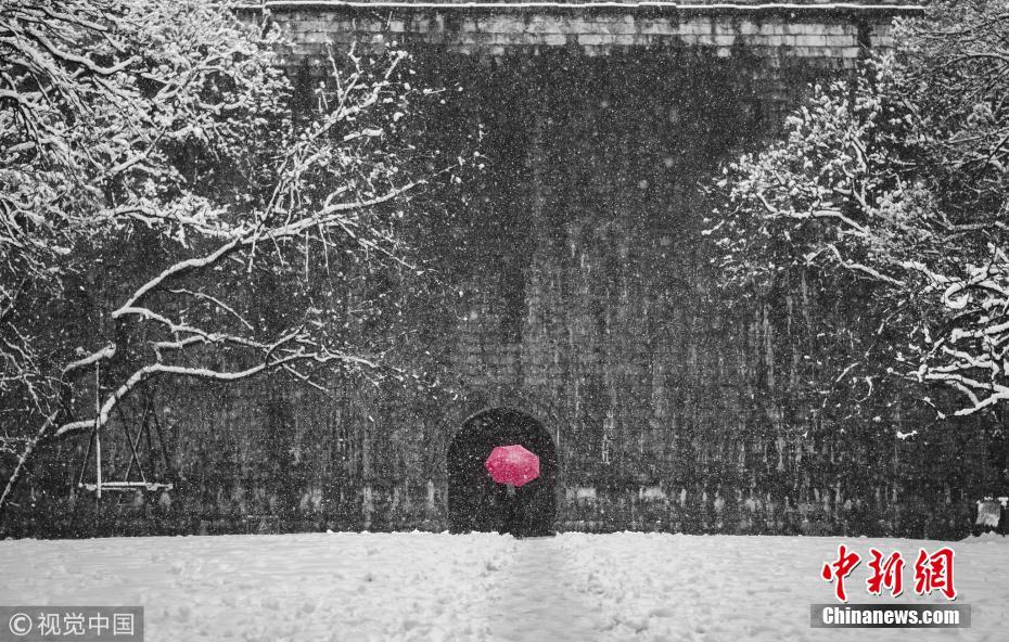 Galeria: Primeiro nev?o do ano cobre de branco paisagens urbanas na China