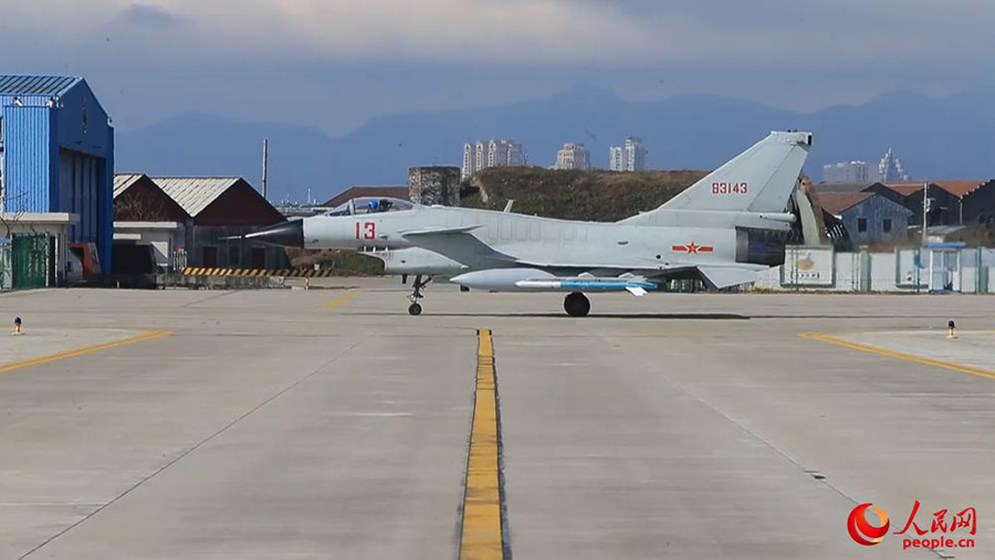 Ca?as chineses realizam simula??o de cenário de combate