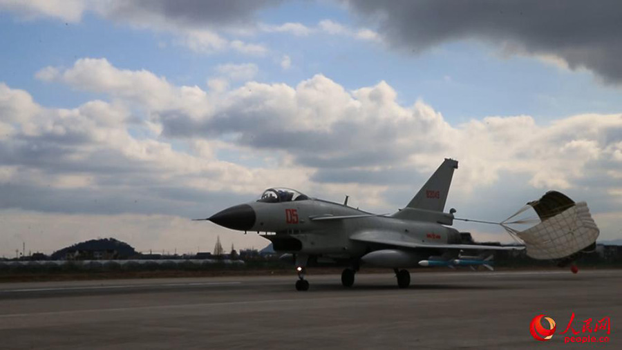 Ca?as chineses realizam simula??o de cenário de combate