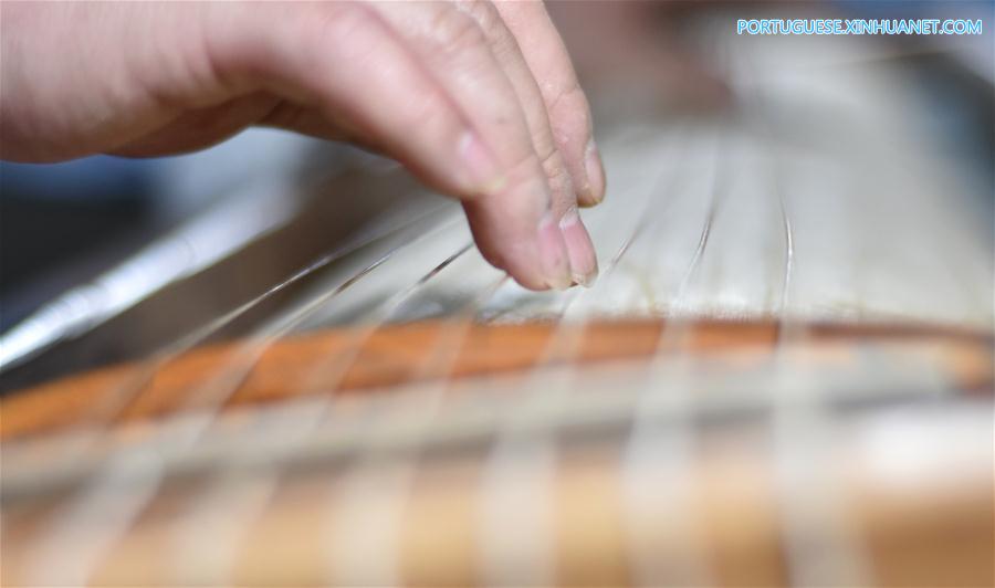 Wang Bing, herdeiro da heran?a cultural imaterial da cítara chinesa em Zunyi