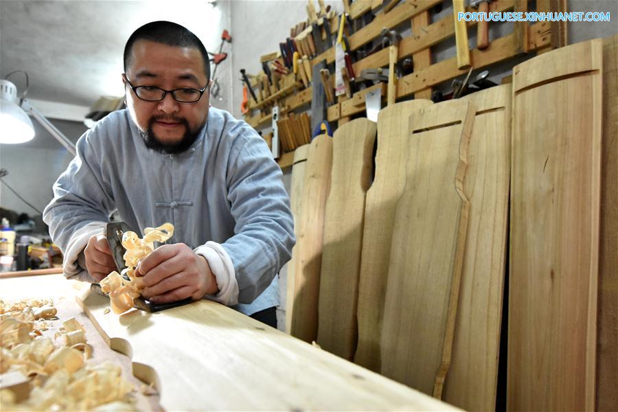 Wang Bing, herdeiro da heran?a cultural imaterial da cítara chinesa em Zunyi