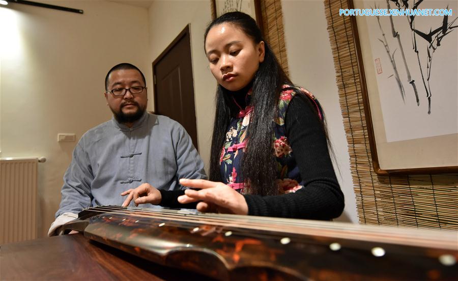 Wang Bing, herdeiro da heran?a cultural imaterial da cítara chinesa em Zunyi