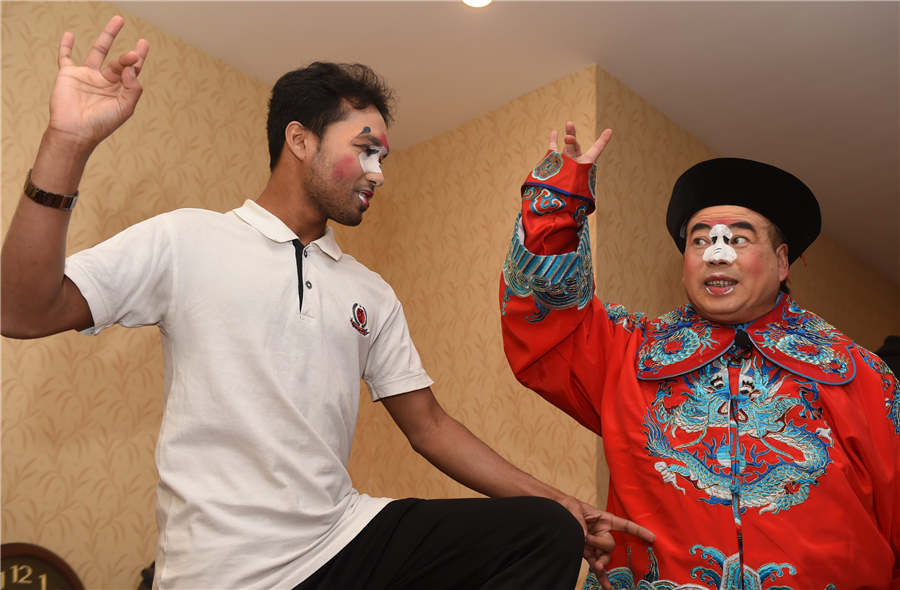 “ópera no Campus”: Estudantes estrangeiros aprendem ópera Bangzi de Hebei