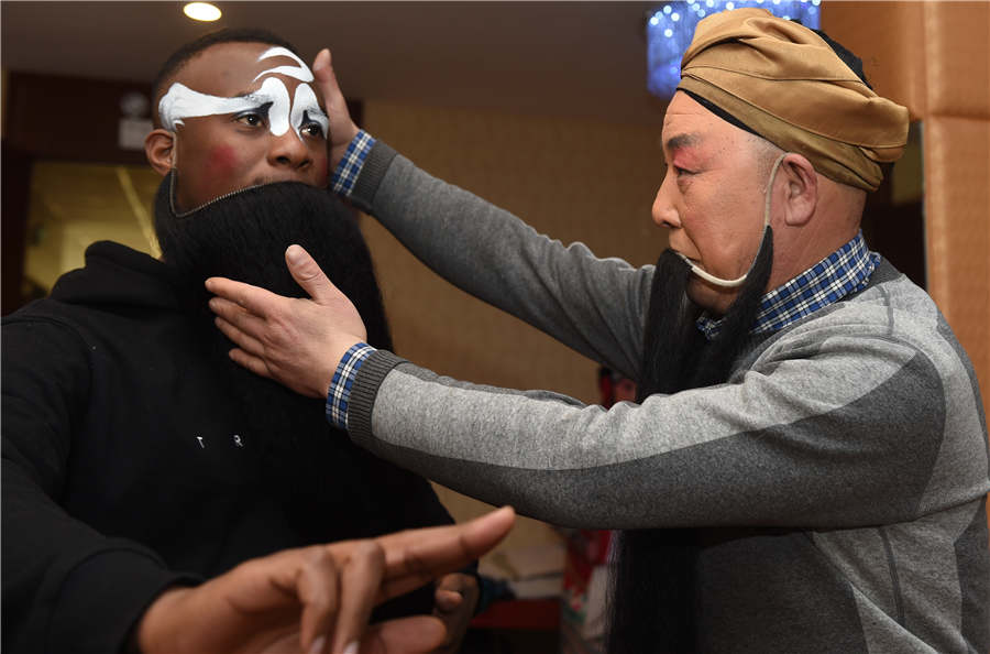 “ópera no Campus”: Estudantes estrangeiros aprendem ópera Bangzi de Hebei