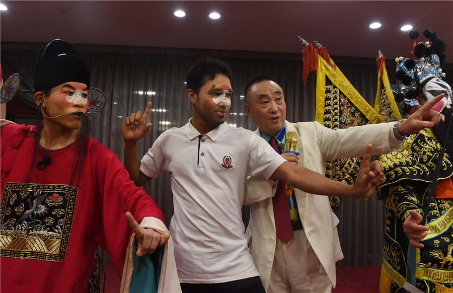 “ópera no Campus”: Estudantes estrangeiros aprendem ópera Bangzi de Hebei