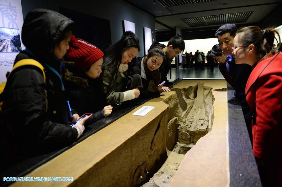 Exposi??o sobre relíquias culturais de dinastias chinesas antigas no Museu de História de Shaanxi
