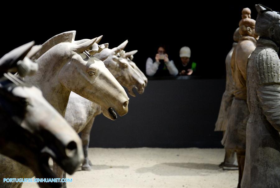 Exposi??o sobre relíquias culturais de dinastias chinesas antigas no Museu de História de Shaanxi