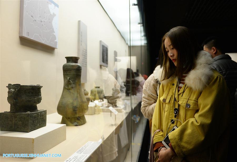 Exposi??o sobre relíquias culturais de dinastias chinesas antigas no Museu de História de Shaanxi