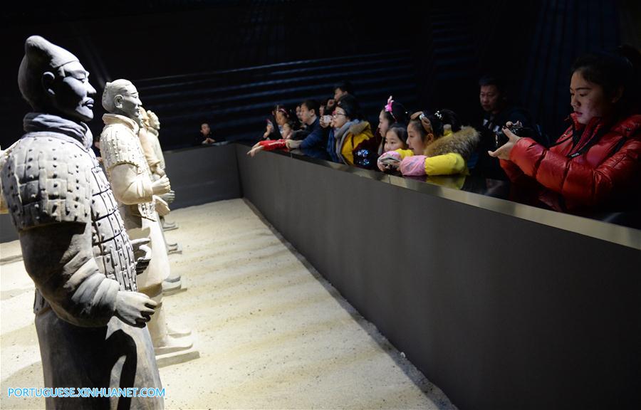 Exposi??o sobre relíquias culturais de dinastias chinesas antigas no Museu de História de Shaanxi