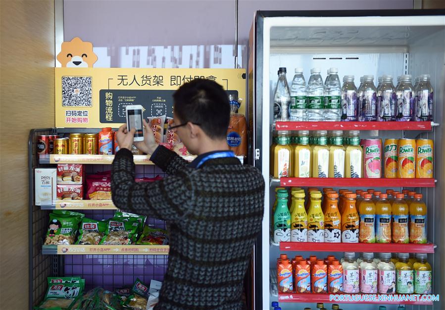 Clientes fazem compras em prateleiras de autoatendimento em Nanjing