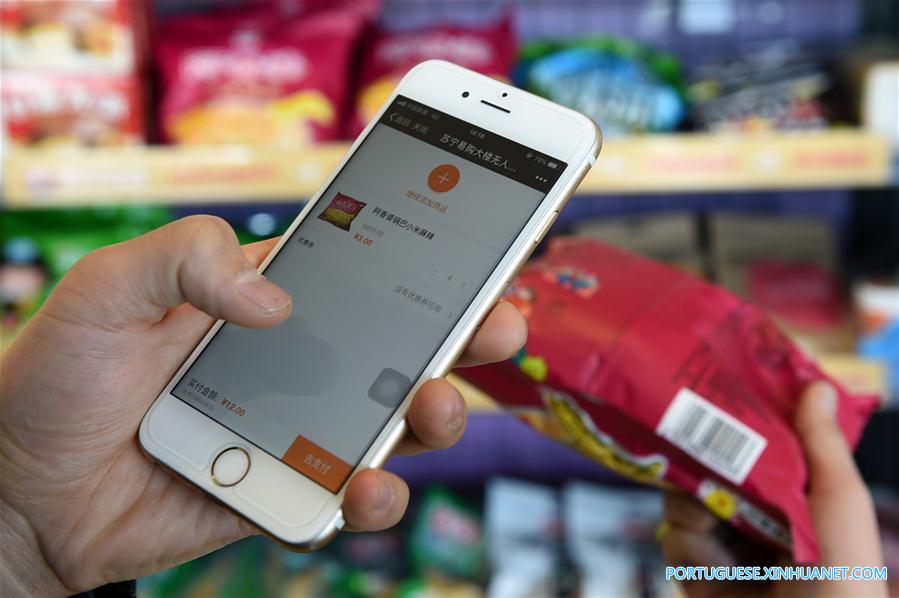 Clientes fazem compras em prateleiras de autoatendimento em Nanjing