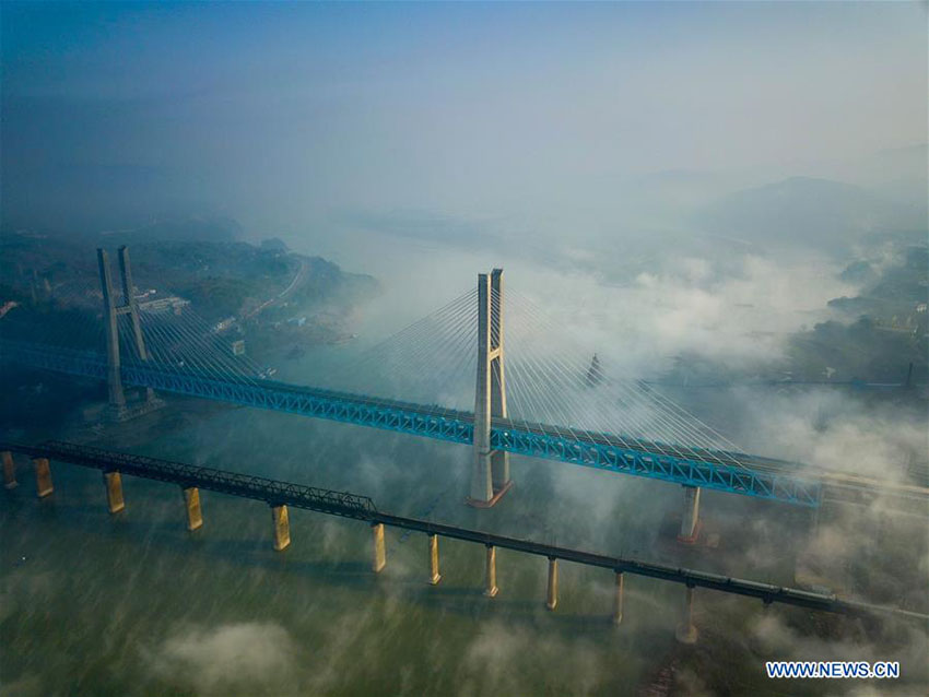 Nova ponte ferroviária de Baishatuo no Rio Yangtze concluída no sudoeste da China