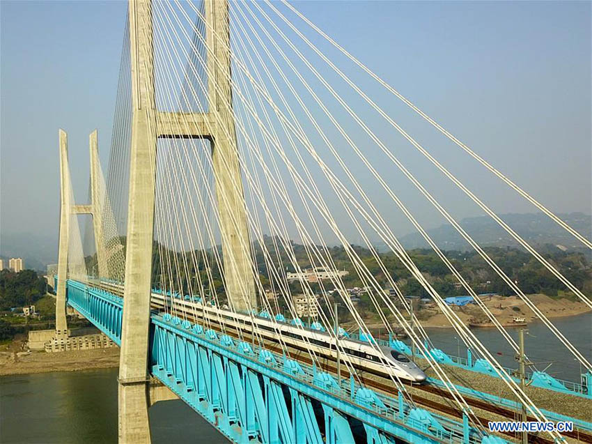 Nova ponte ferroviária de Baishatuo no Rio Yangtze concluída no sudoeste da China