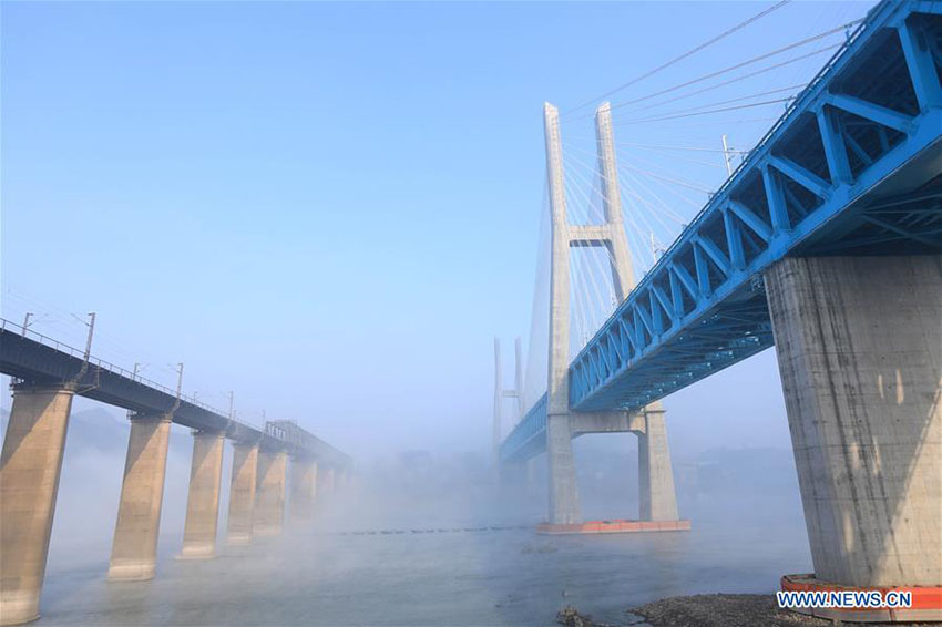 Nova ponte ferroviária de Baishatuo no Rio Yangtze concluída no sudoeste da China