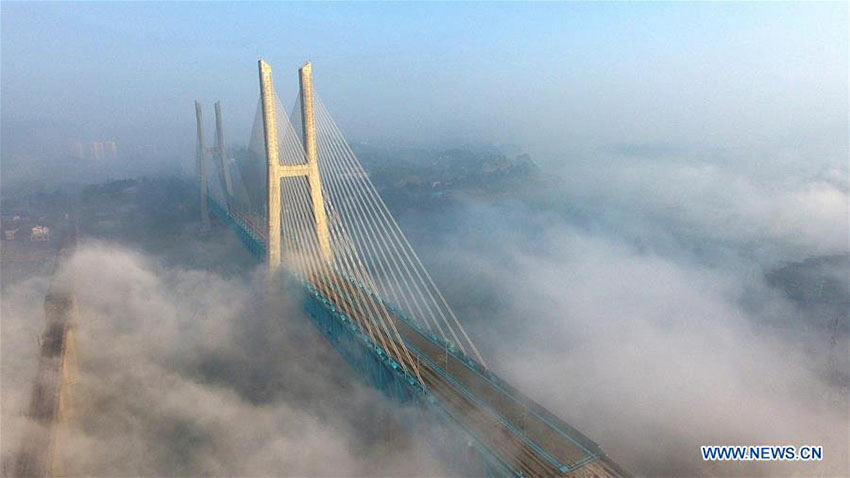 Nova ponte ferroviária de Baishatuo no Rio Yangtze concluída no sudoeste da China