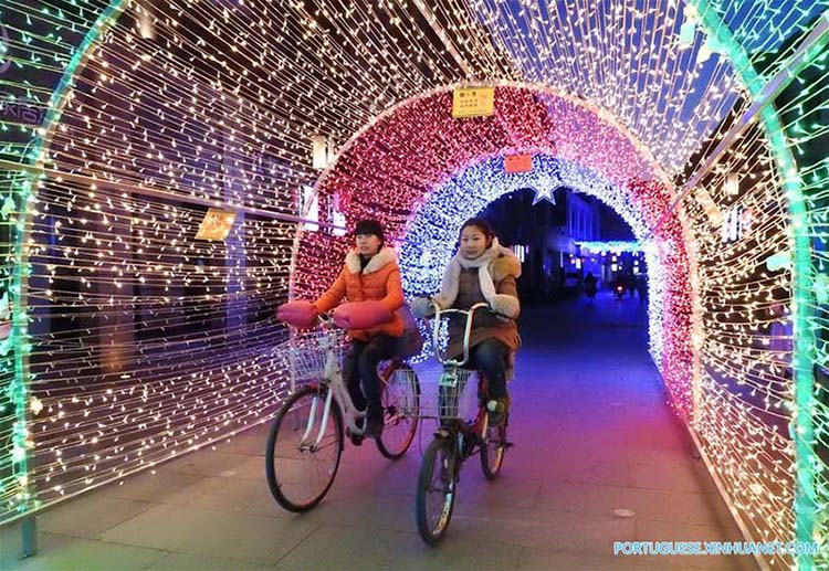 Projetos de ilumina??o temática instalados para receber Ano Novo chinês em Jiangsu