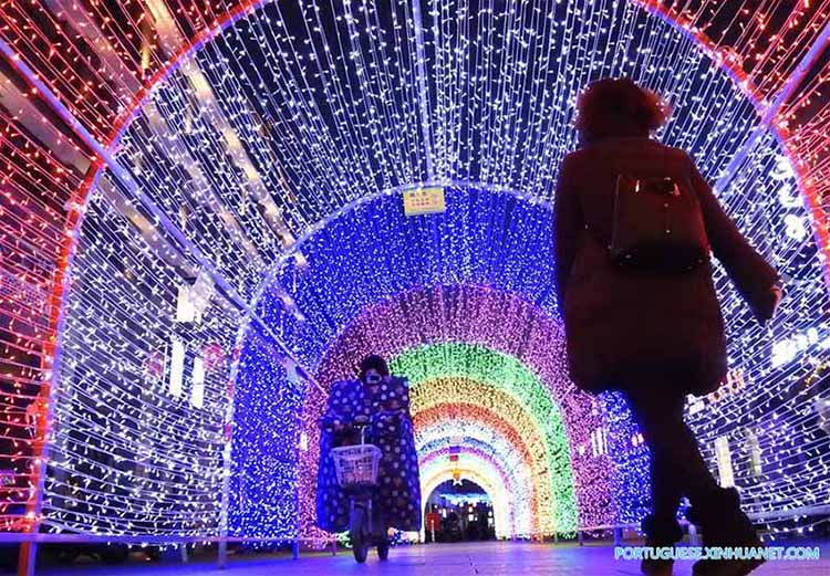 Projetos de ilumina??o temática instalados para receber Ano Novo chinês em Jiangsu