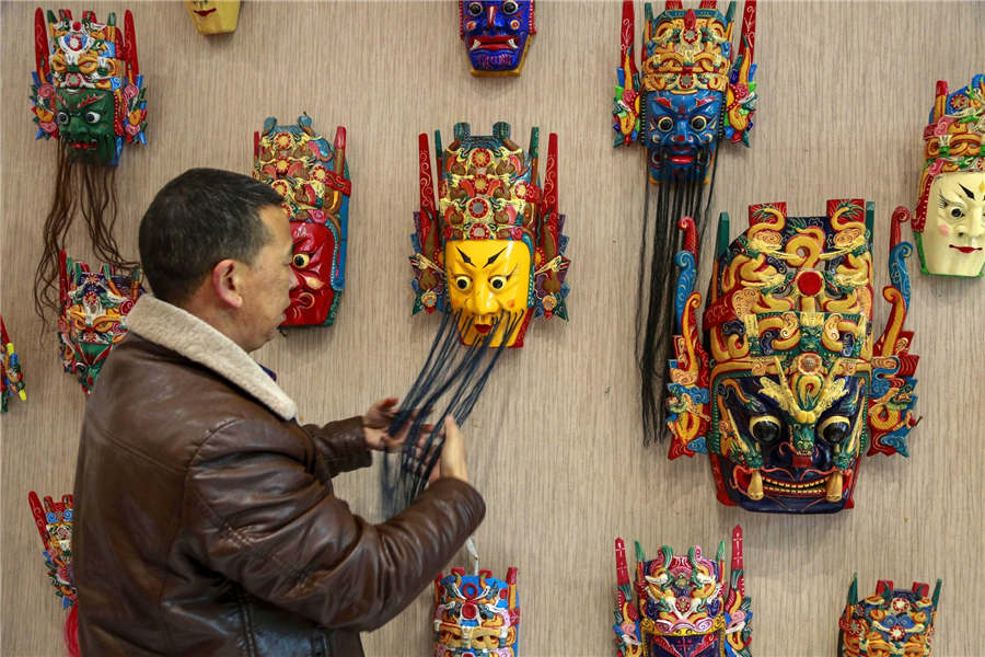 Galeria: Máscaras de madeira da ópera Dixi