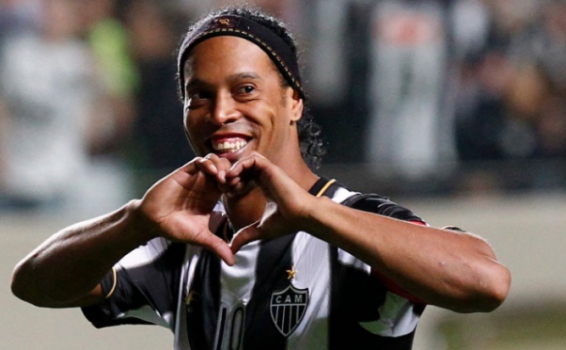 Ronaldinho Gaúcho pendura as chuteiras