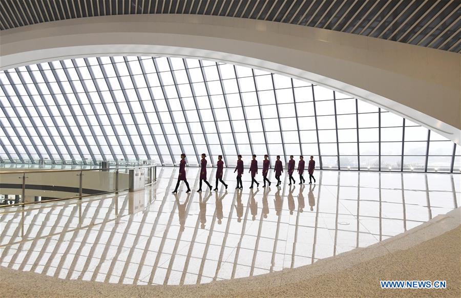 Funcionários do 1o trem da ferrovia Chongqing-Guiyang entram ao servi?o