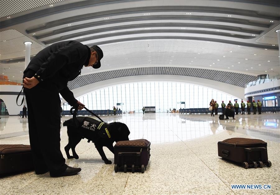 Funcionários do 1o trem da ferrovia Chongqing-Guiyang entram ao servi?o
