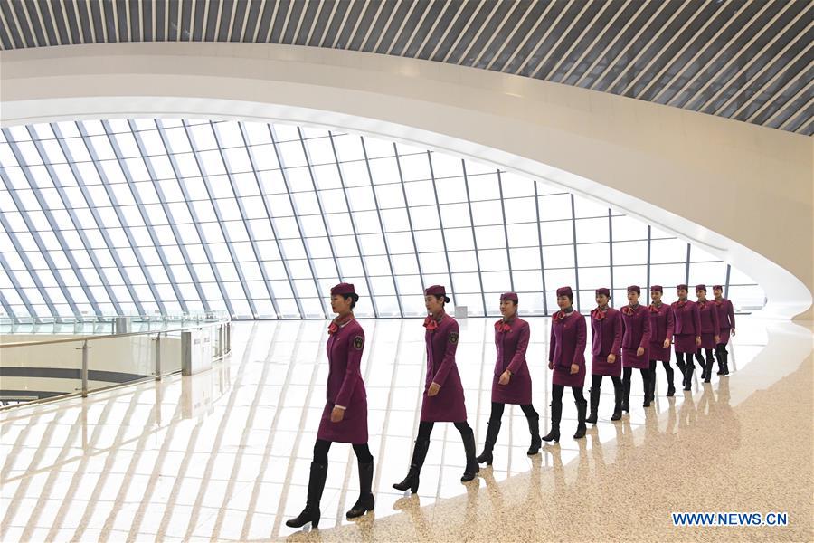 Funcionários do 1o trem da ferrovia Chongqing-Guiyang entram ao servi?o