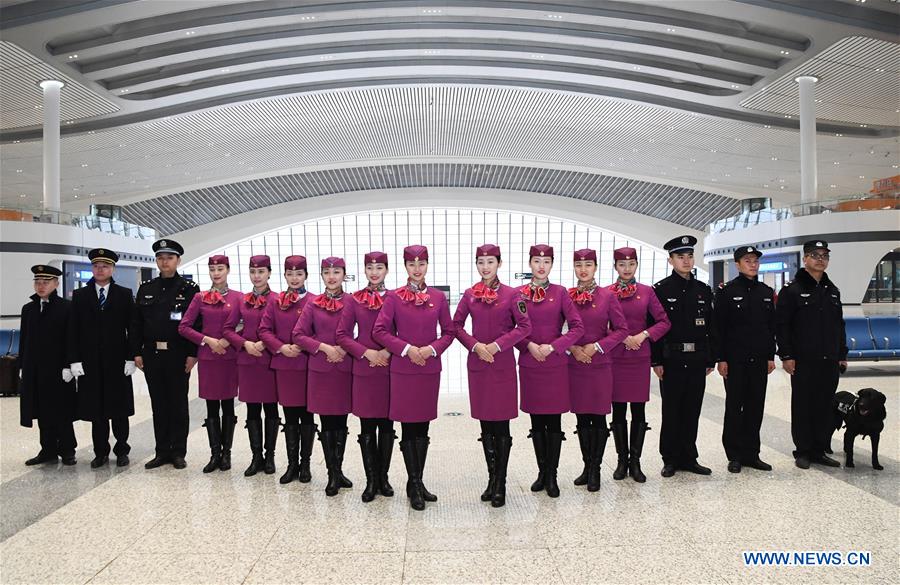 Funcionários do 1o trem da ferrovia Chongqing-Guiyang entram ao servi?o