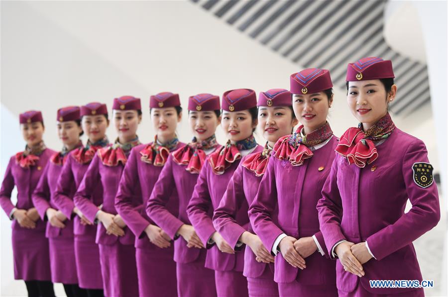 Funcionários do 1o trem da ferrovia Chongqing-Guiyang entram ao servi?o