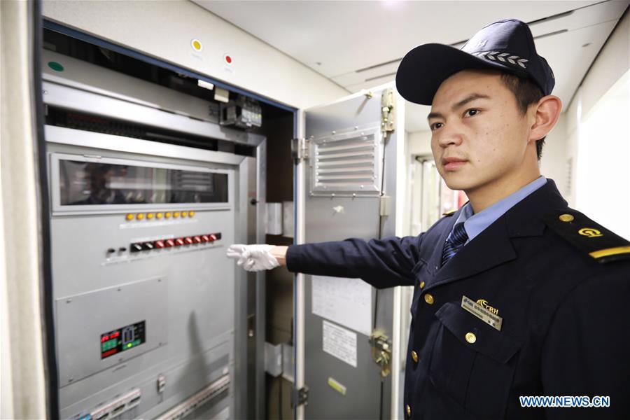 Funcionários do 1o trem da ferrovia Chongqing-Guiyang entram ao servi?o