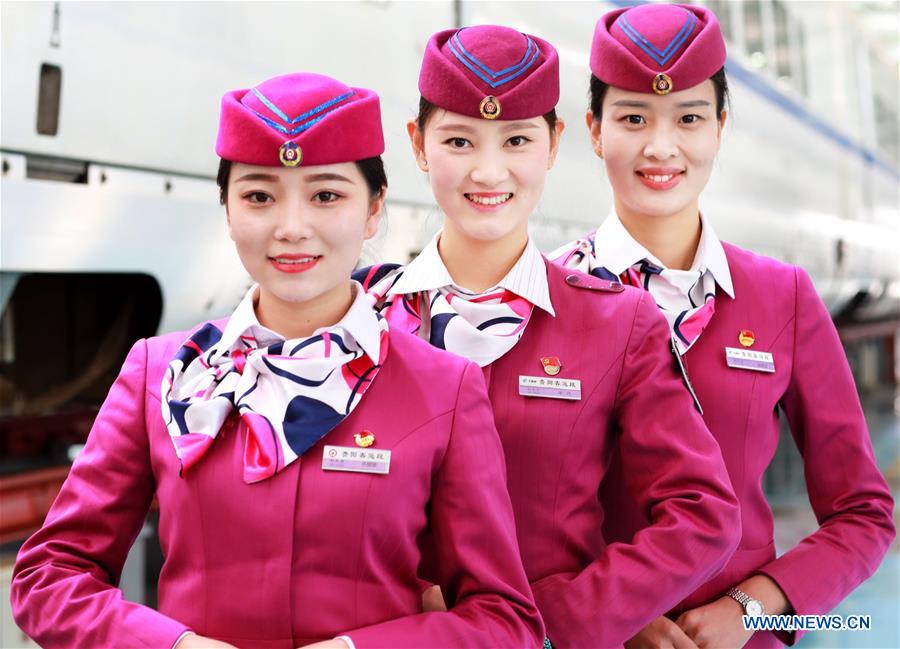 Funcionários do 1o trem da ferrovia Chongqing-Guiyang entram ao servi?o