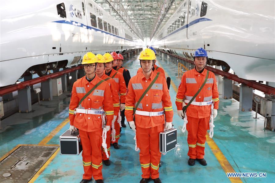 Funcionários do 1o trem da ferrovia Chongqing-Guiyang entram ao servi?o